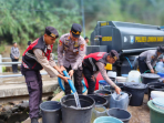 Polres Lombok Barat Salurkan 5.000 Liter Air Bersih kepada 70 KK di Batulayar Polres Lombok Barat Salurkan 5.000 Liter Air Bersih kepada 70 KK di Batulayar