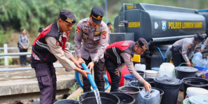 Polres Lombok Barat Salurkan 5.000 Liter Air Bersih kepada 70 KK di Batulayar