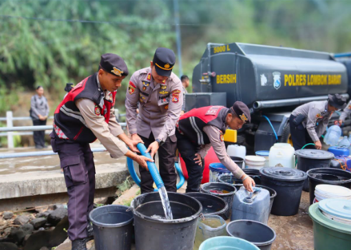 Polres Lombok Barat Salurkan 5.000 Liter Air Bersih kepada 70 KK di Batulayar
